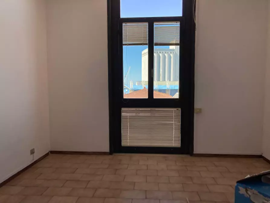 Immagine 5 di Attività commerciale in affitto  in Via Donegani a Livorno