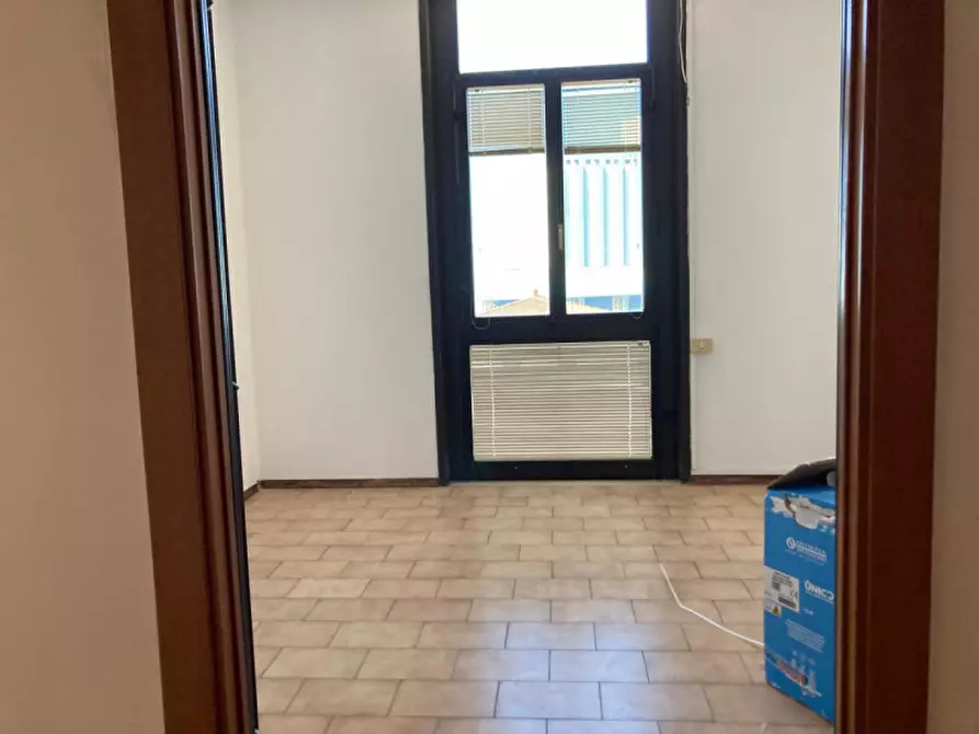 Immagine 5 di Attività commerciale in affitto  in Via Donegani a Livorno