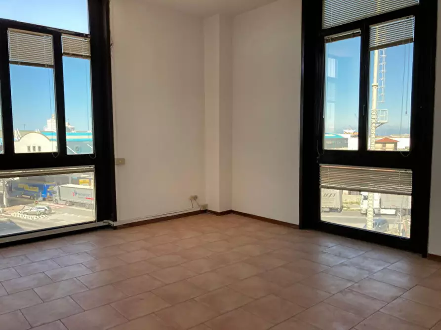 Immagine 7 di Attività commerciale in affitto  in Via Donegani a Livorno