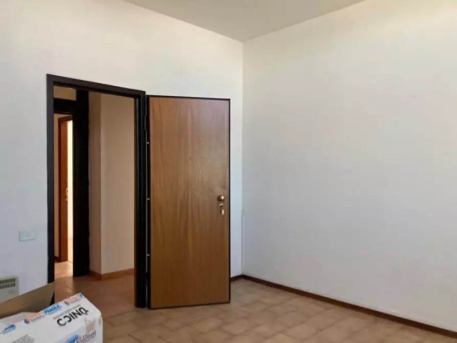 Immagine 7 di Attività commerciale in affitto  in Via Donegani a Livorno