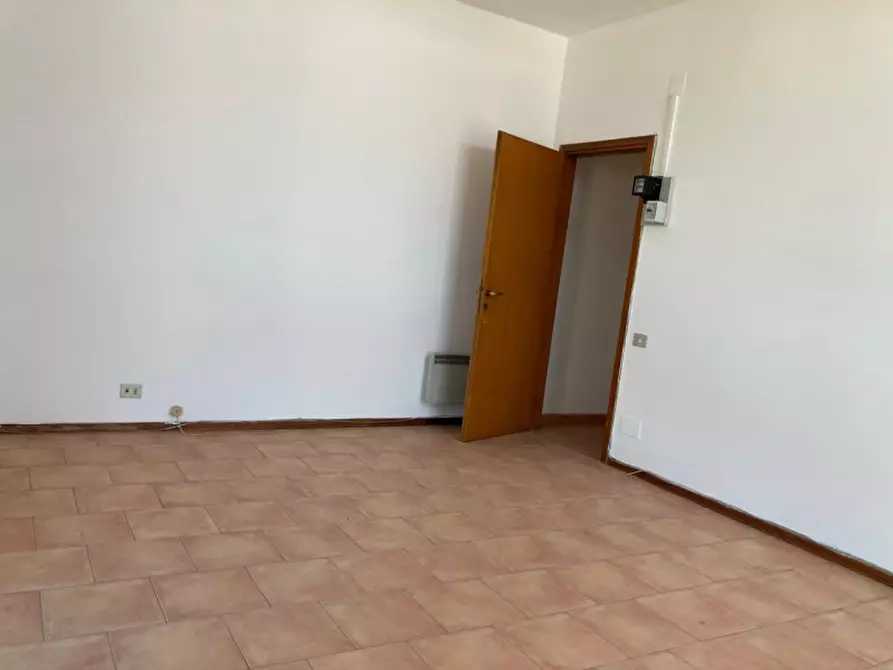 Immagine 10 di Attività commerciale in affitto  in Via Donegani a Livorno