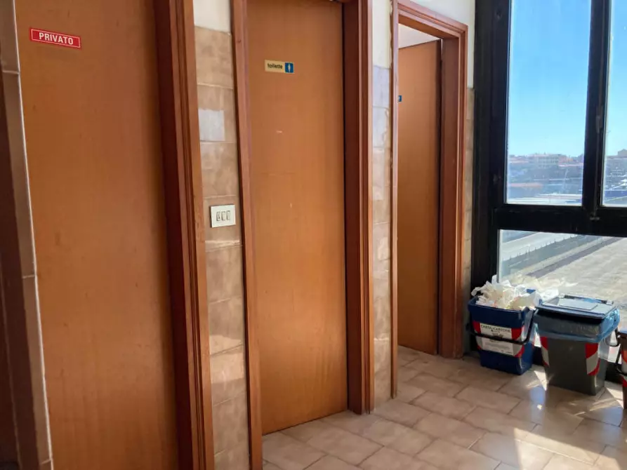 Immagine 11 di Attività commerciale in affitto  in Via Donegani a Livorno