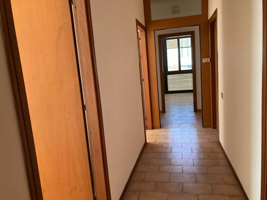 Immagine 12 di Attività commerciale in affitto  in Via Donegani a Livorno