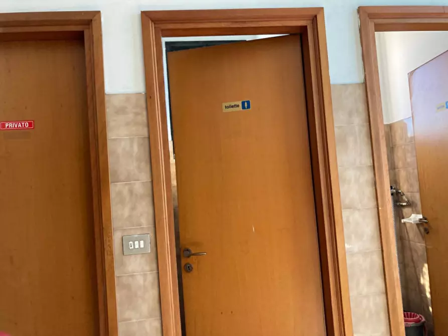 Immagine 12 di Attività commerciale in affitto  in Via Donegani a Livorno