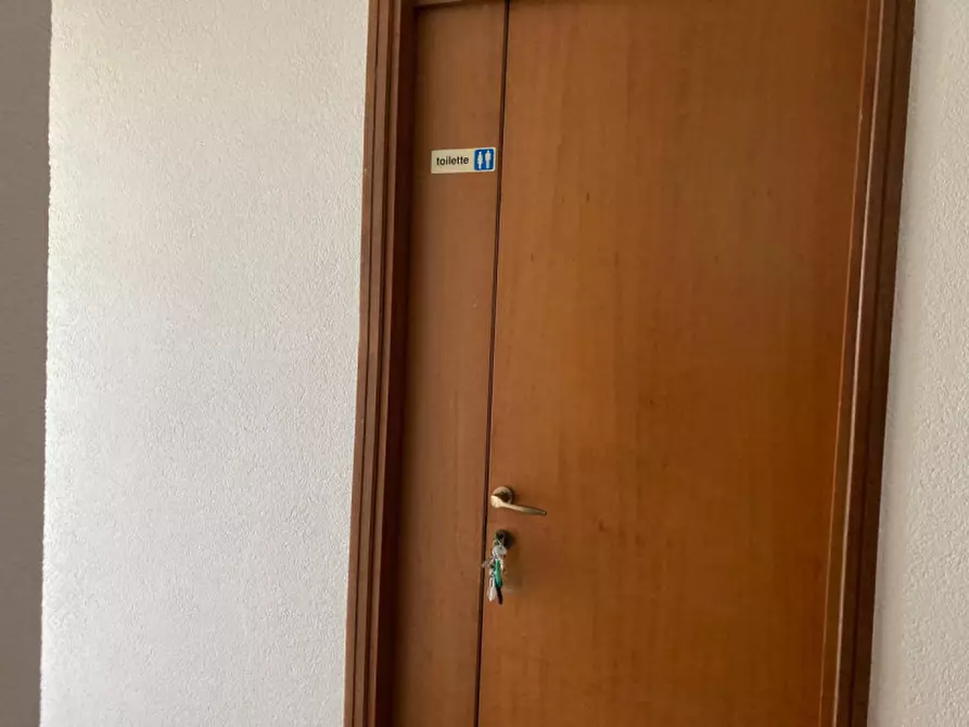 Immagine 14 di Attività commerciale in affitto  in Via Donegani a Livorno