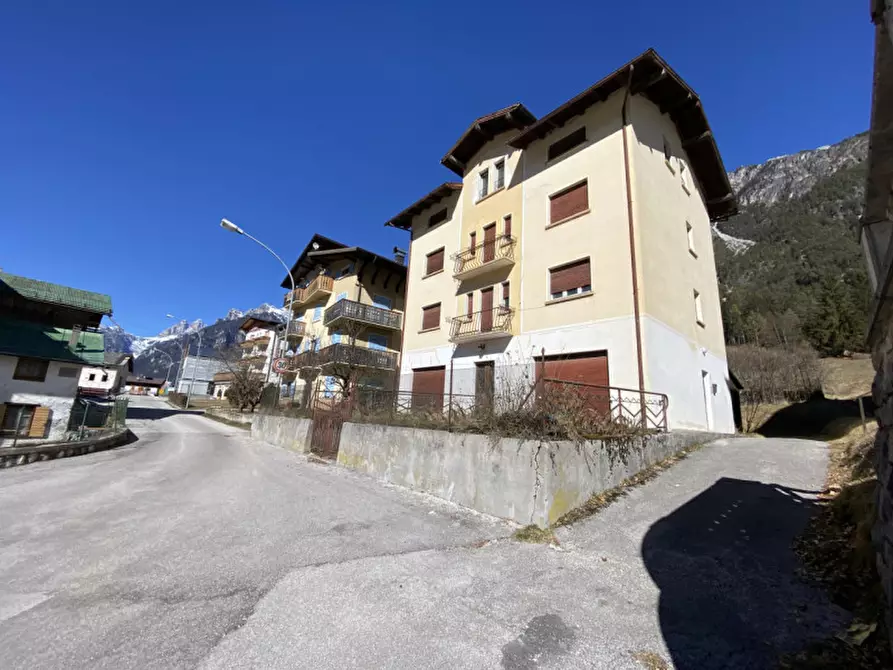 Immagine 1 di Casa indipendente in vendita  in Piazza Regina Pacis,1 a Auronzo Di Cadore