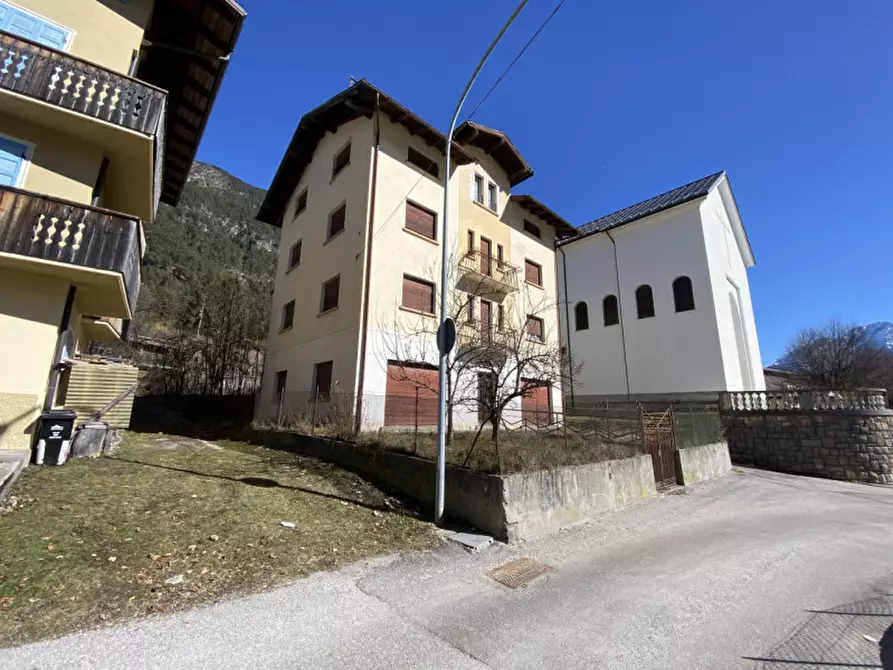 Immagine 3 di Casa indipendente in vendita  in Piazza Regina Pacis,1 a Auronzo Di Cadore