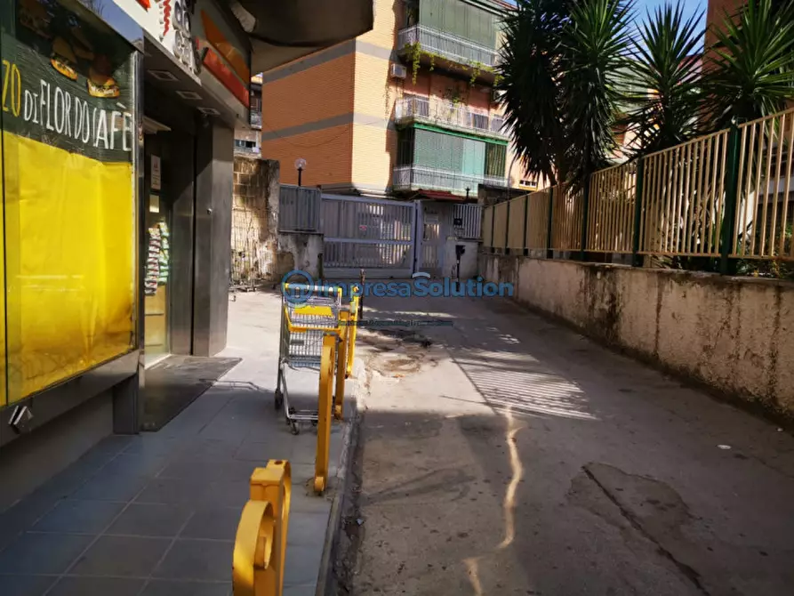 Immagine 13 di Negozio in vendita  in Via dell'Epomeo a Napoli