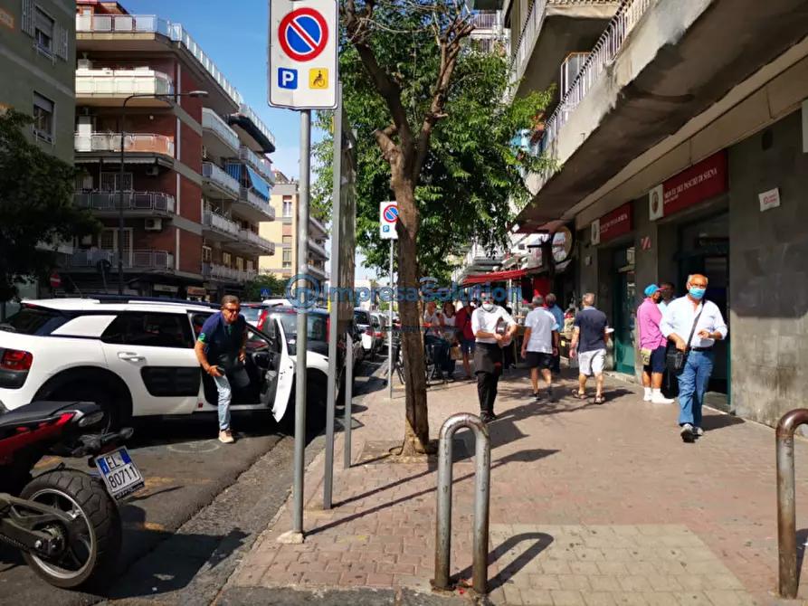 Immagine 14 di Negozio in vendita  in Via dell'Epomeo a Napoli