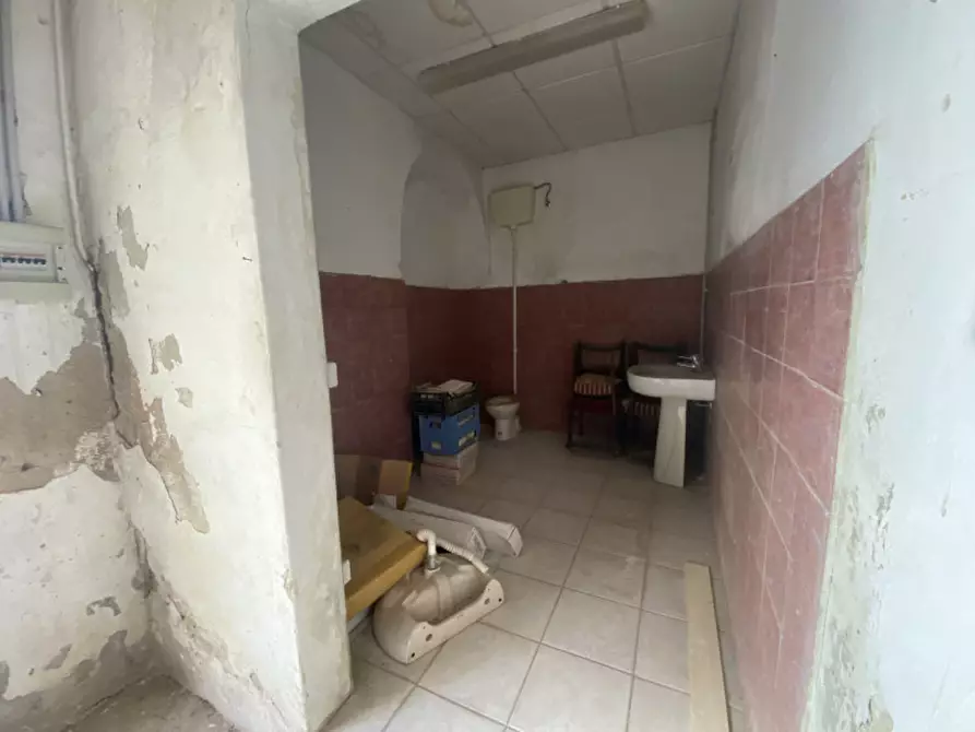 Immagine 1 di Attività commerciale in affitto  in Via Oberdan a Livorno