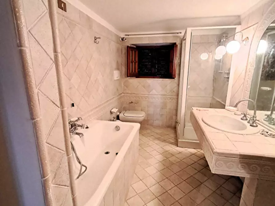 Immagine 12 di Villa in vendita  a Cortona