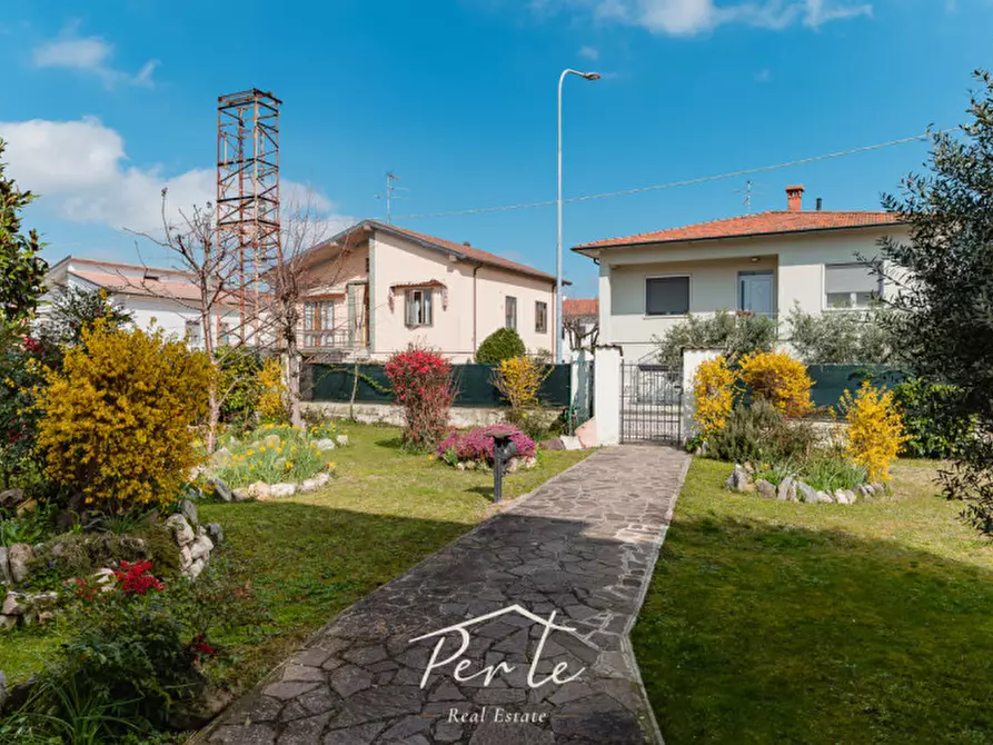 Immagine 29 di Villa in vendita  in via piave 12 a Curtatone