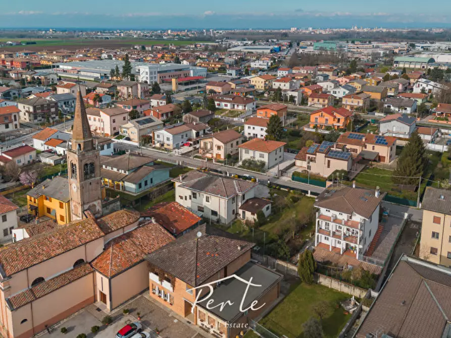 Immagine 35 di Villa in vendita  in via piave 12 a Curtatone