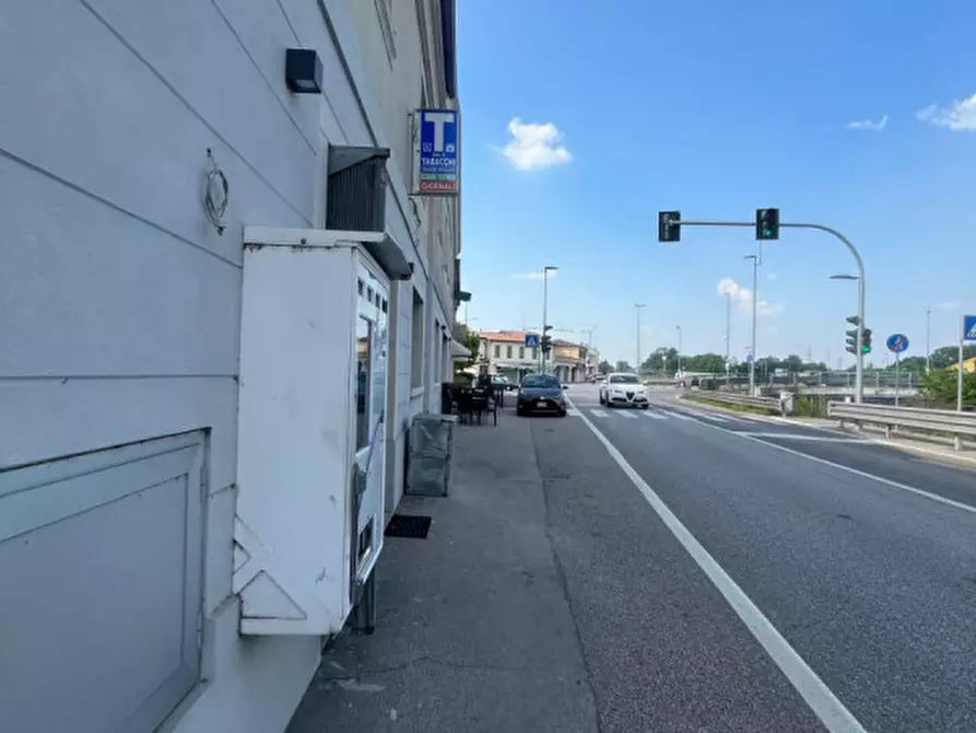 Immagine 4 di Attività commerciale in vendita  a Padova