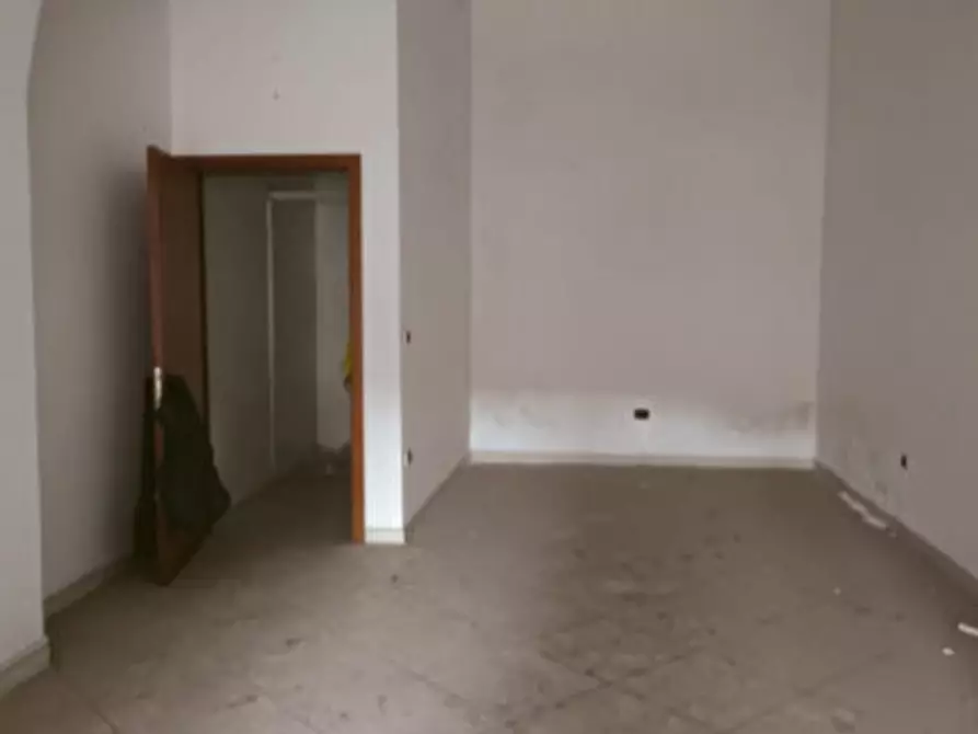 Immagine 6 di Negozio in vendita  in Via Giulio ed Ugo Adinolfi a Eboli