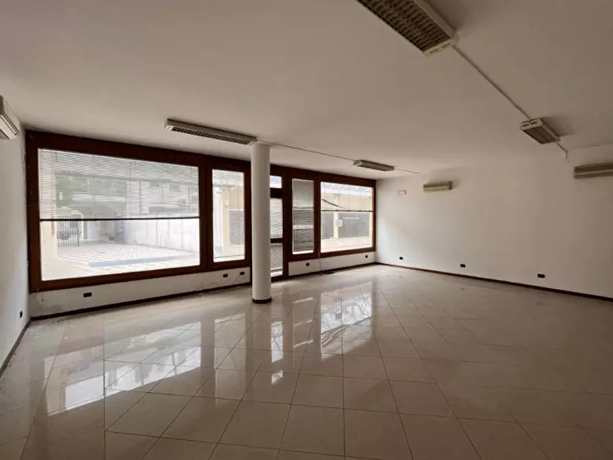 Immagine 1 di Negozio in vendita  in Via Umberto I° a Rovigo