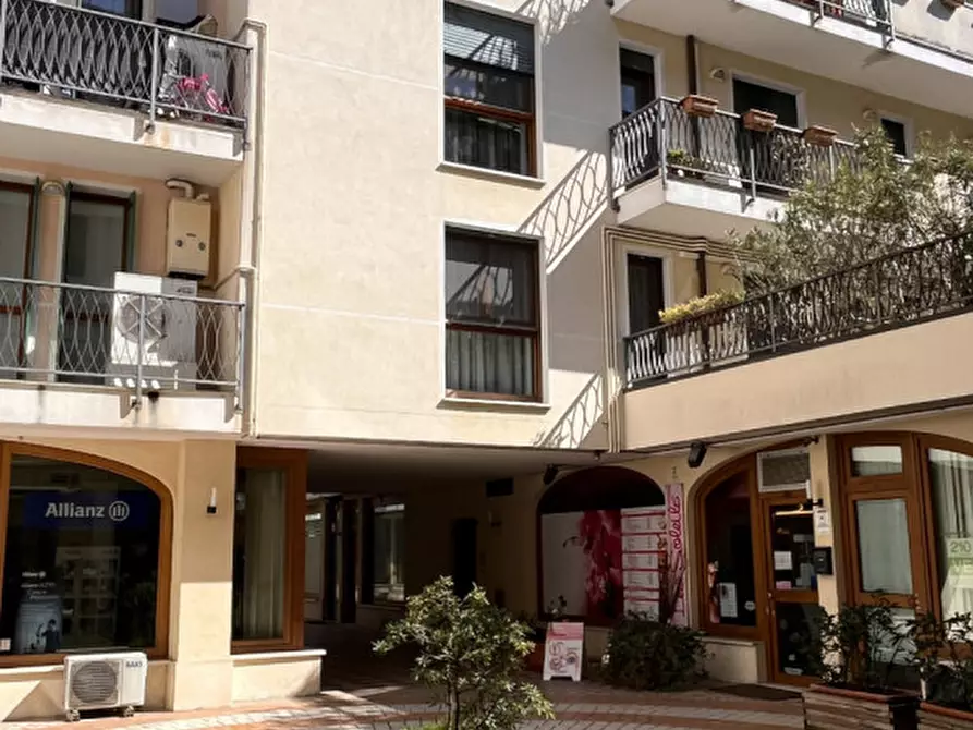 Immagine 2 di Negozio in vendita  in Via Umberto I° a Rovigo