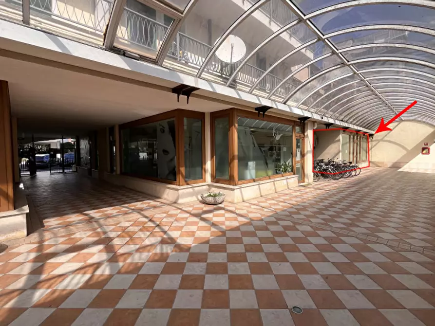 Immagine 3 di Negozio in vendita  in Via Umberto I° a Rovigo