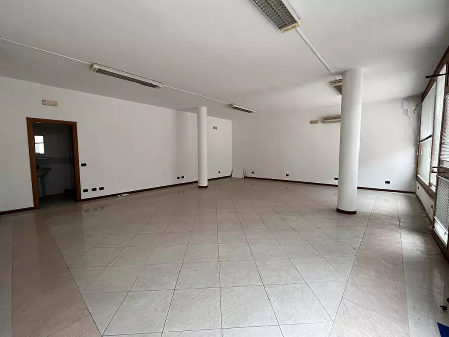 Immagine 6 di Negozio in vendita  in Via Umberto I° a Rovigo