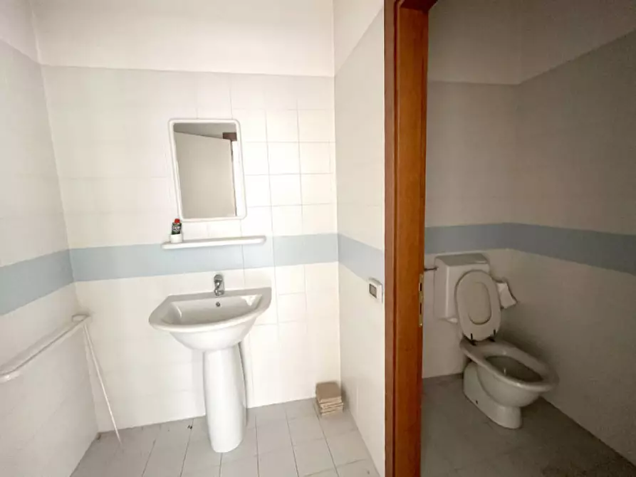 Immagine 7 di Negozio in vendita  in Via Umberto I° a Rovigo