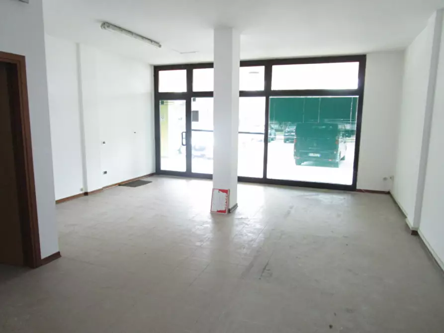 Immagine 2 di Negozio in affitto  a Vigonza