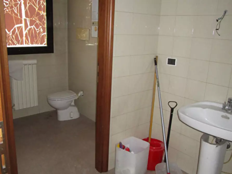 Immagine 3 di Negozio in affitto  a Vigonza