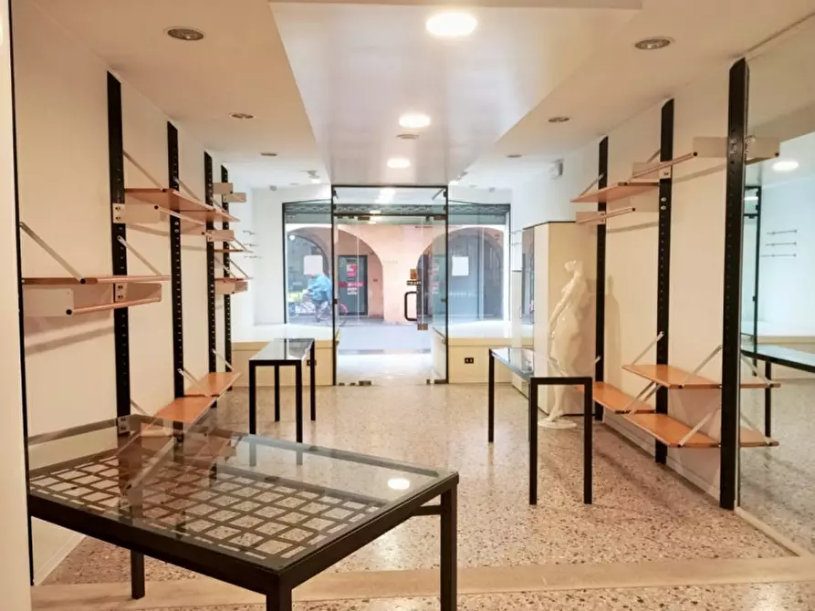 Immagine 1 di Negozio in affitto  in ponte angeli a Vicenza