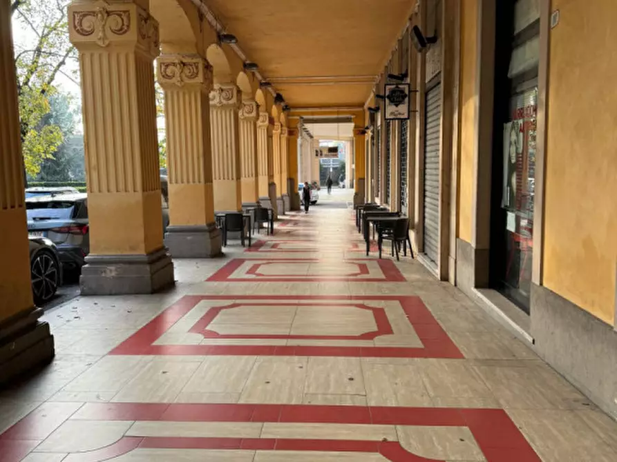 Immagine 1 di Negozio in vendita  in Via Roma 10 a Alba