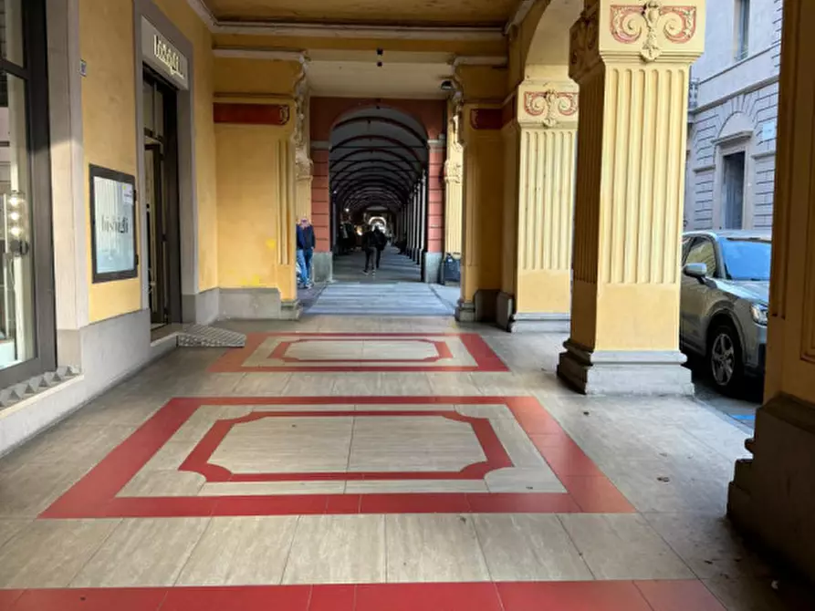 Immagine 2 di Negozio in vendita  in Via Roma 10 a Alba