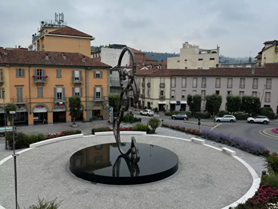 Immagine 8 di Negozio in vendita  in Via Roma 10 a Alba