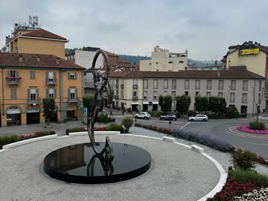 Immagine 9 di Negozio in vendita  in Via Roma 10 a Alba