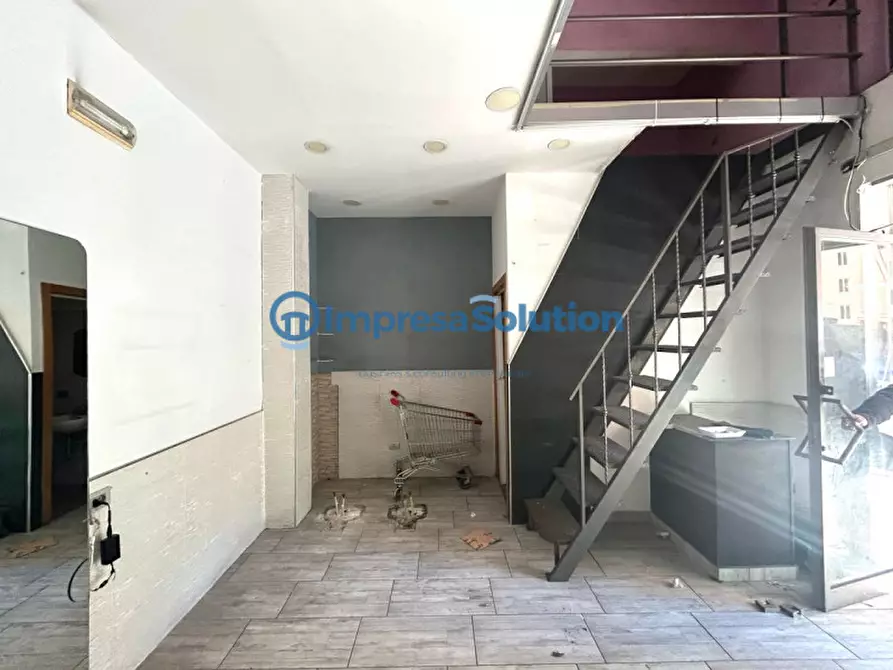 Immagine 4 di Negozio in affitto  in Via Francesco Florimo a Napoli