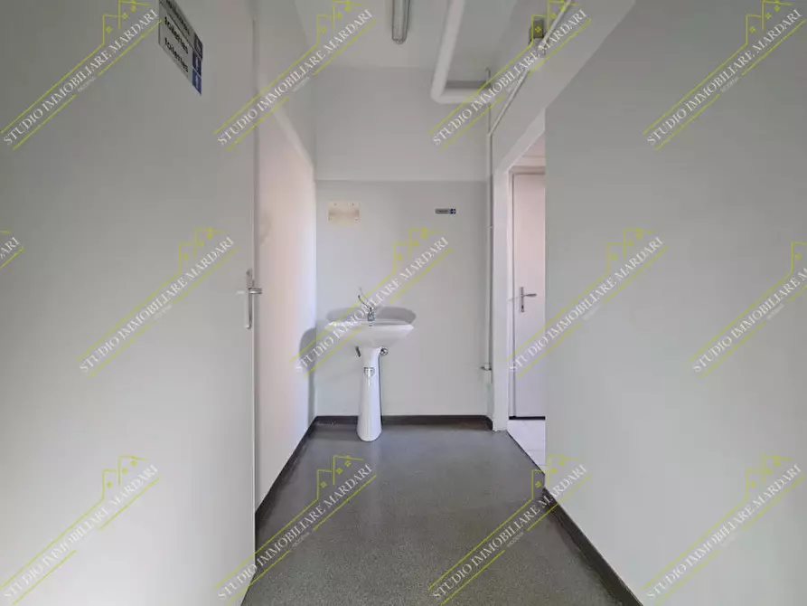 Immagine 12 di Negozio in affitto  in via rossini, 350 a Modena