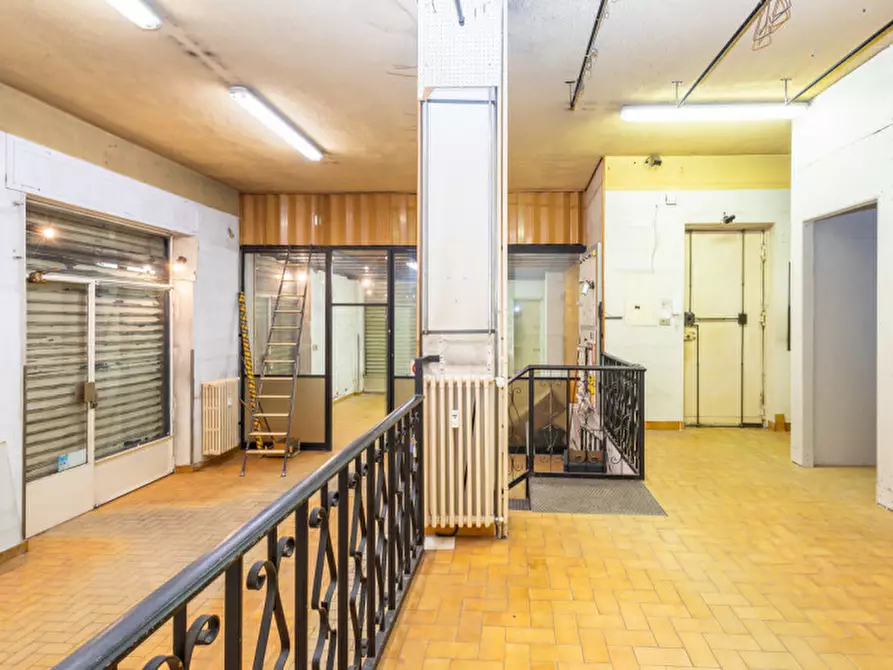 Immagine 11 di Negozio in vendita  in Corso Casale 442 a Torino