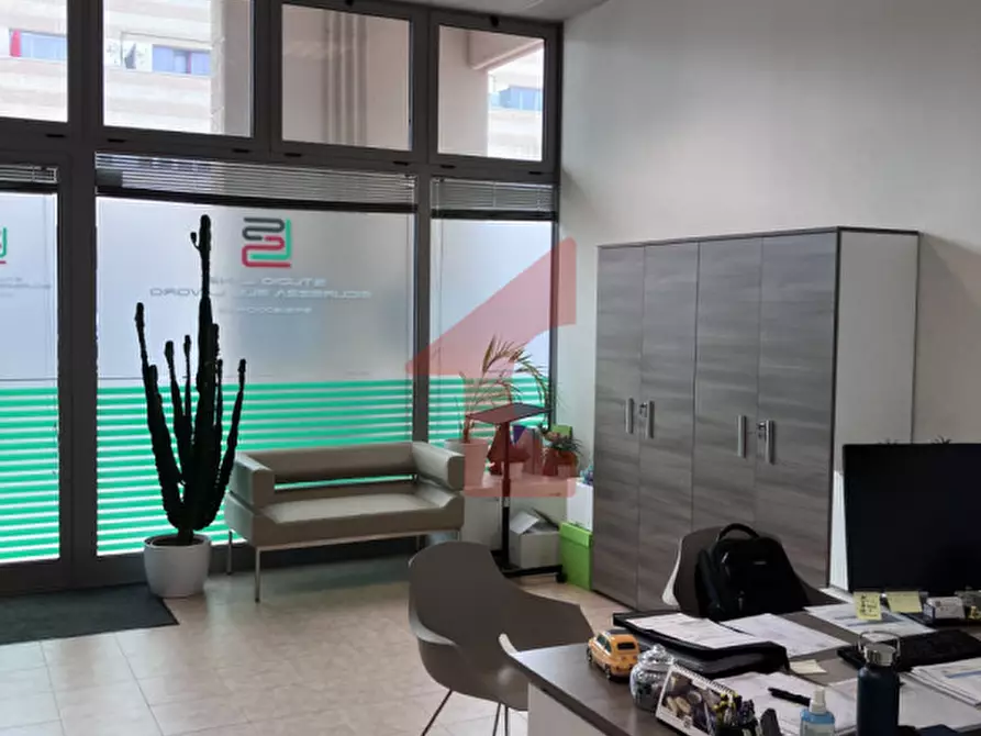 Immagine 3 di Negozio in vendita  in via koch a Parma