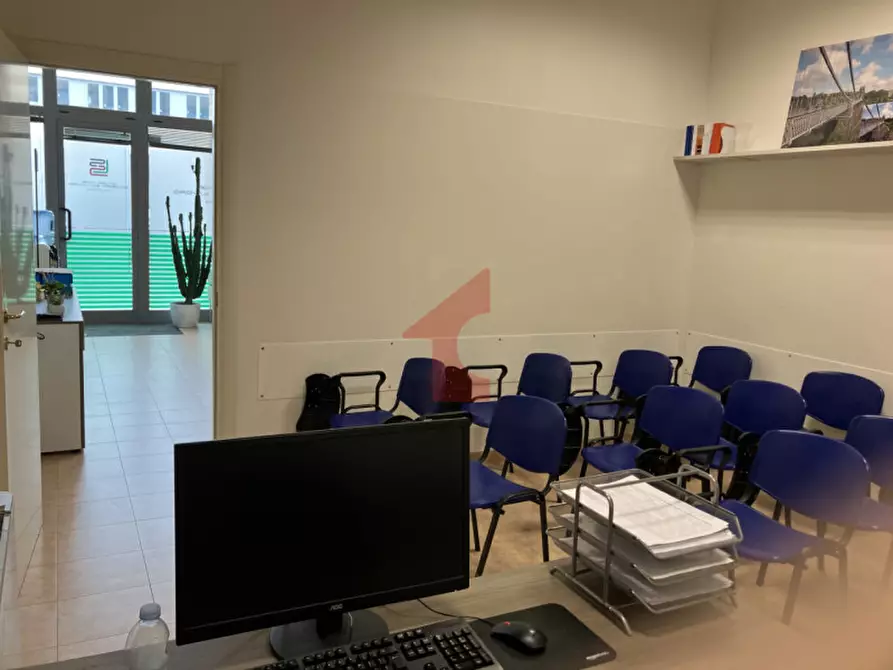 Immagine 5 di Negozio in vendita  in via koch a Parma