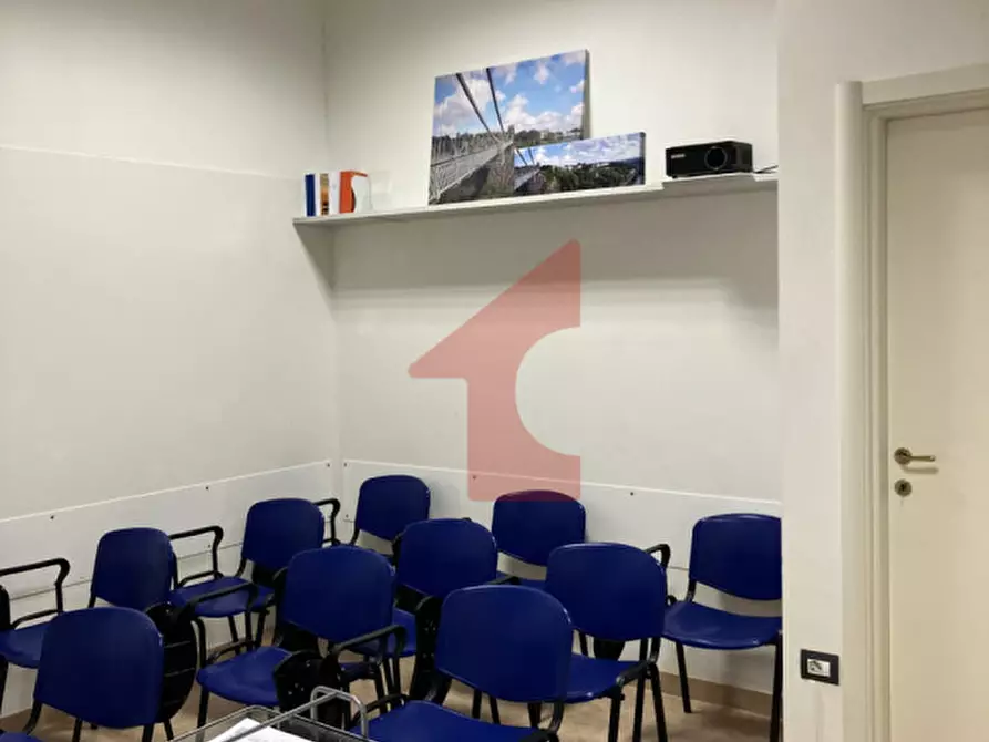 Immagine 6 di Negozio in vendita  in via koch a Parma