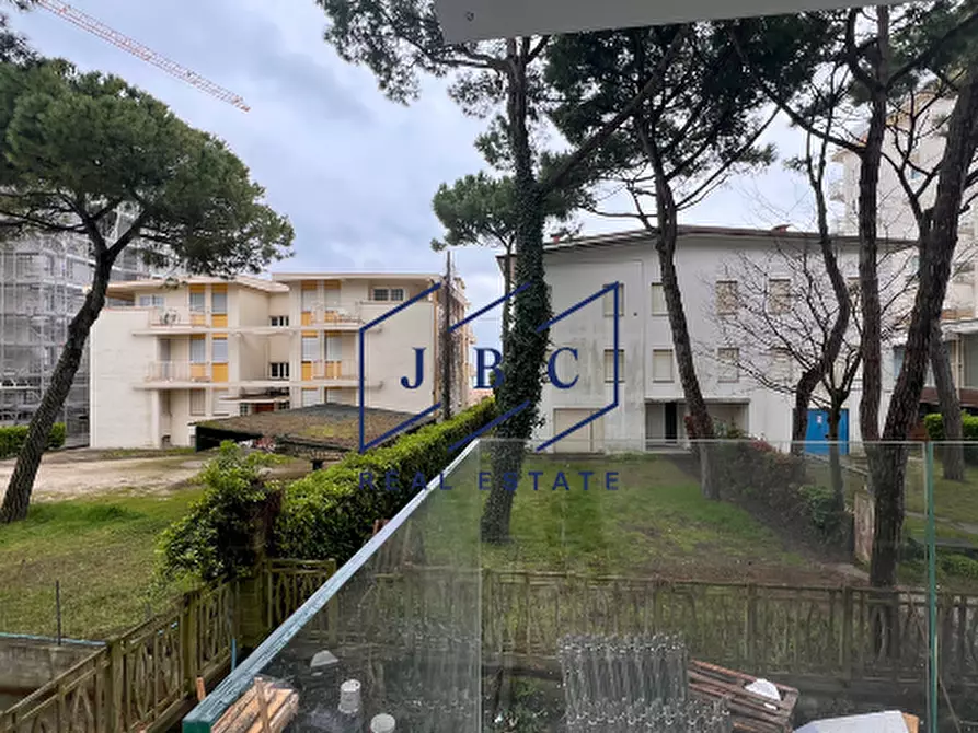 Immagine 2 di Appartamento in vendita  in via bafile  17 accesso al mare a Jesolo