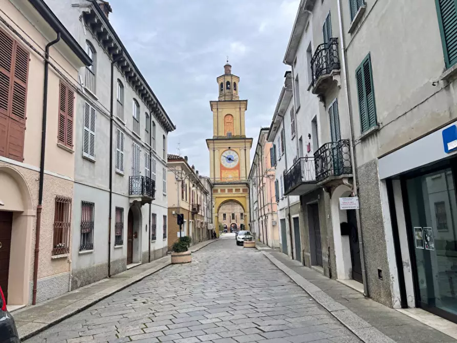 Immagine 1 di Palazzo in vendita  a Gualtieri