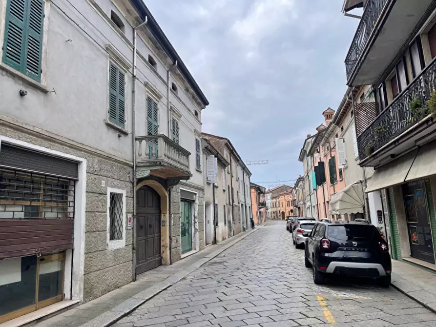 Immagine 2 di Palazzo in vendita  a Gualtieri