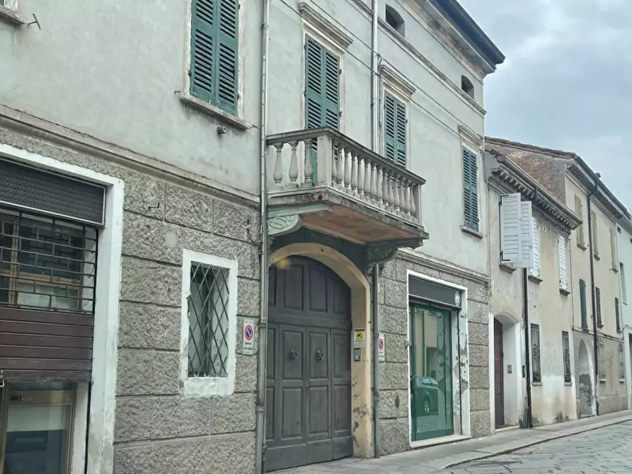 Immagine 3 di Palazzo in vendita  a Gualtieri