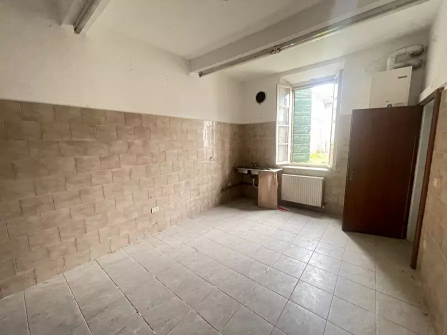 Immagine 8 di Palazzo in vendita  a Gualtieri