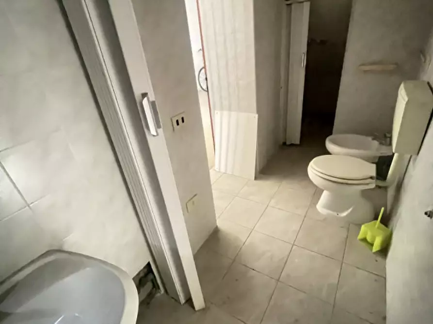 Immagine 10 di Palazzo in vendita  a Gualtieri