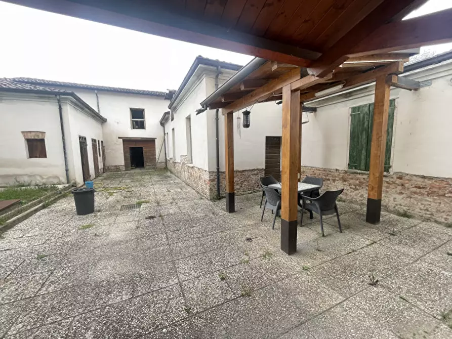 Immagine 13 di Palazzo in vendita  a Gualtieri