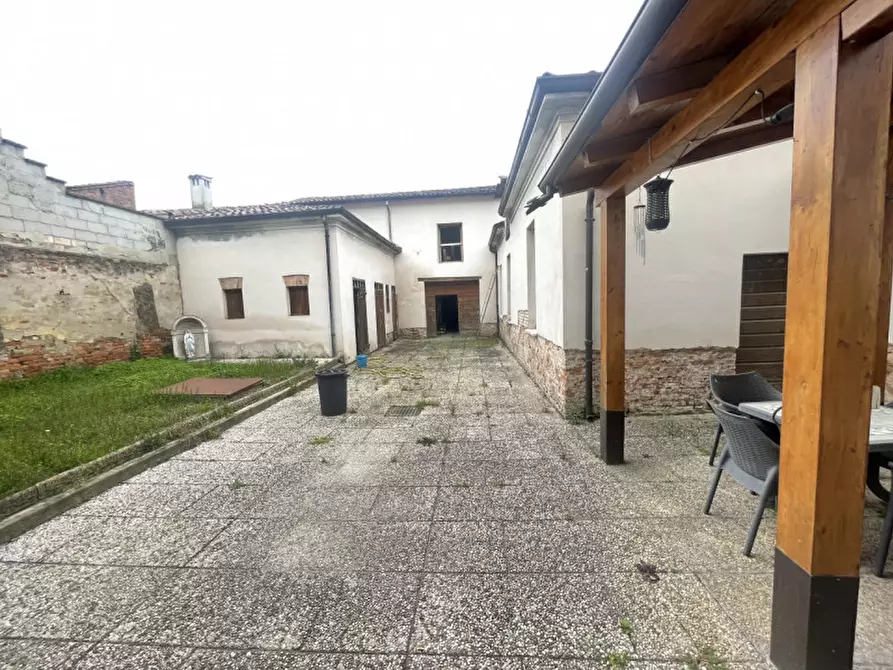 Immagine 14 di Palazzo in vendita  a Gualtieri