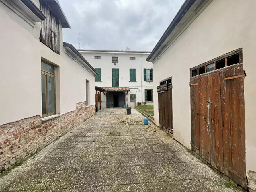 Immagine 18 di Palazzo in vendita  a Gualtieri