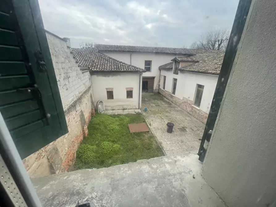 Immagine 22 di Palazzo in vendita  a Gualtieri