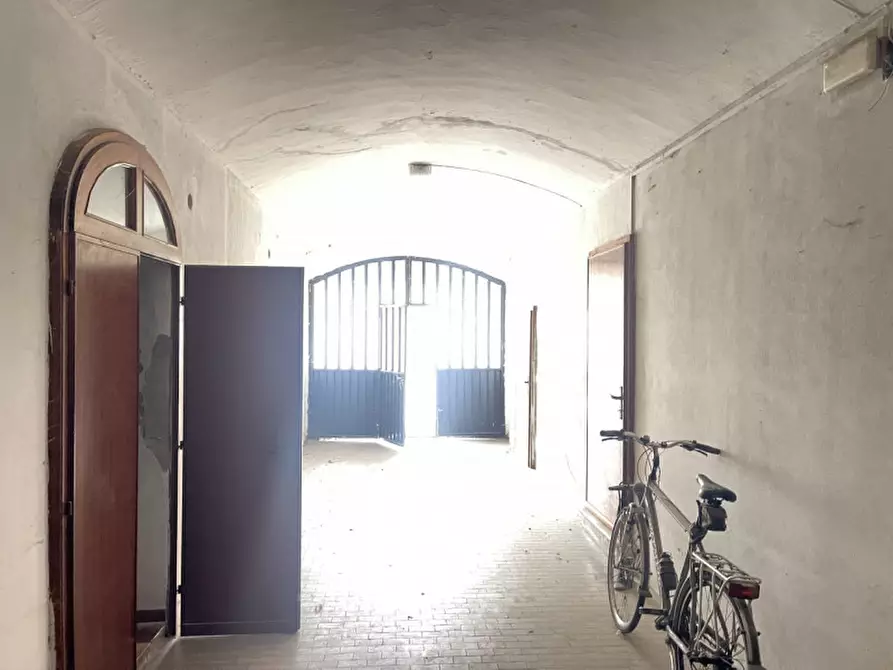 Immagine 34 di Palazzo in vendita  a Gualtieri