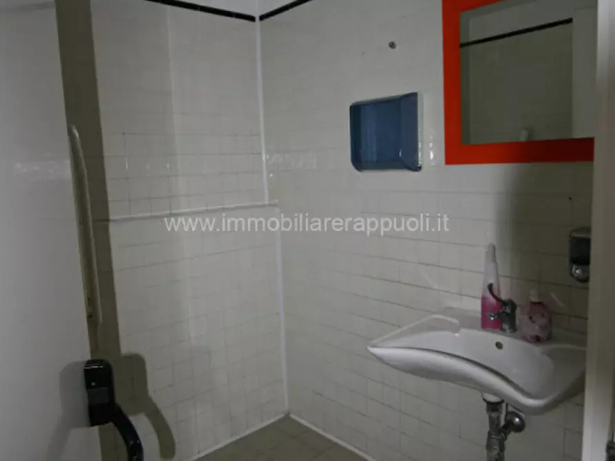 Immagine 6 di Attività commerciale in affitto  a Sinalunga