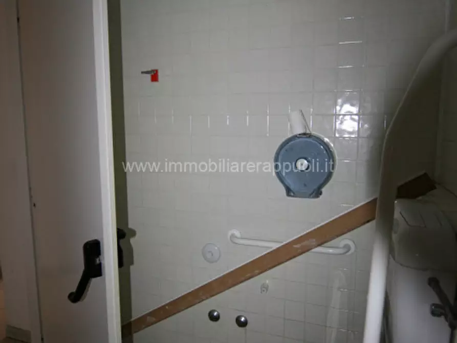 Immagine 7 di Attività commerciale in affitto  a Sinalunga